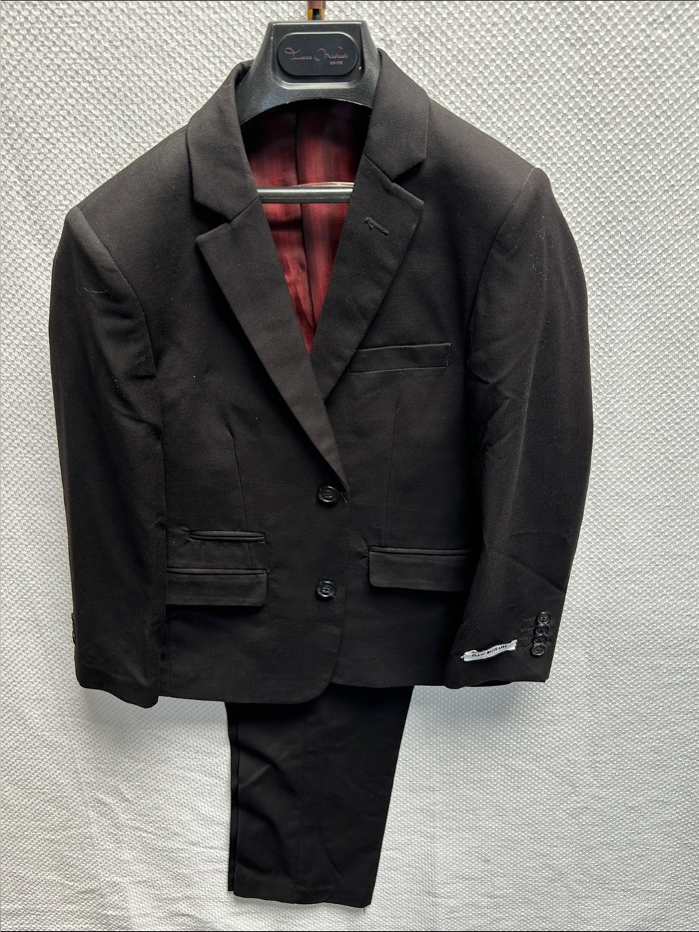 Isaac Mizrahi Black 2 Button Boy’s Suit.NWOT. Size 8H. Wool blend. Lined Pant.